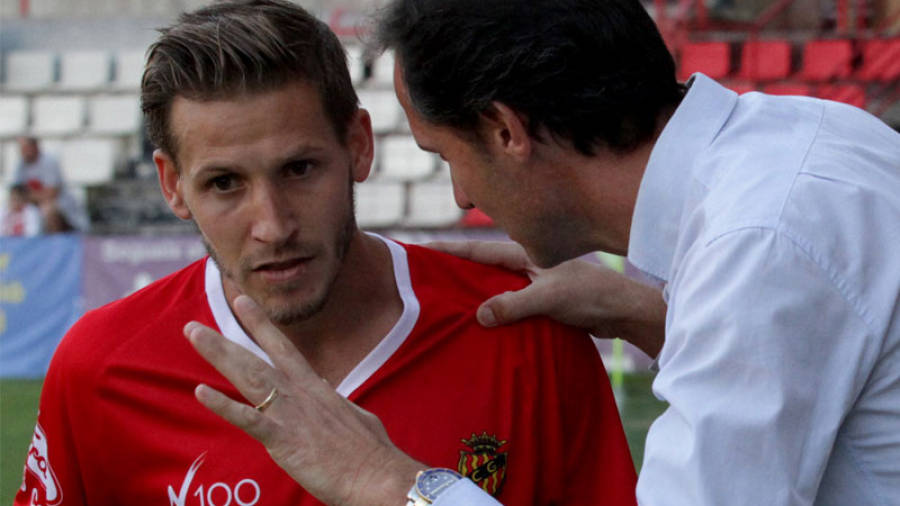 Marc Martínez recibe instrucciones del técnico Vicente Moreno durante un encuentro de esta temporada en el Nou Estadi. Foto: Lluís MIlián