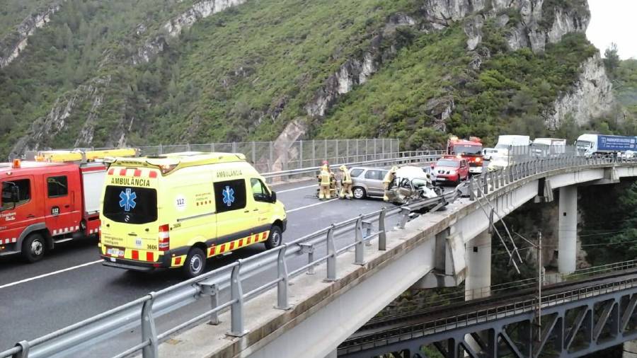 El accidente entre tres veh&iacute;culos ha sido encima del viaducto de la C-14 en La Riba. Bombers de la Generalitat