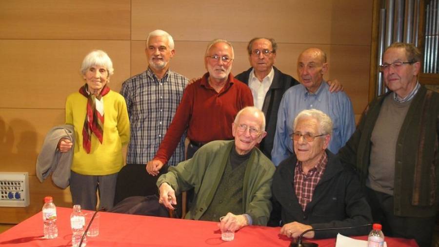 El párroco Pau Caldés (sentado primero por la izquierda) junto a vecinos que hicieron la visita a Pau Casals. Foto: JMB
