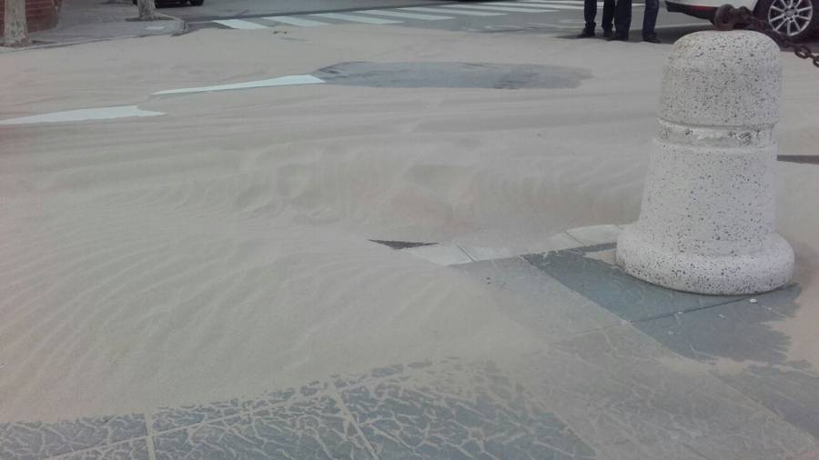 El viento ha desplazado la arena hasta el carril de circulaci&oacute;n. FOTO: DT