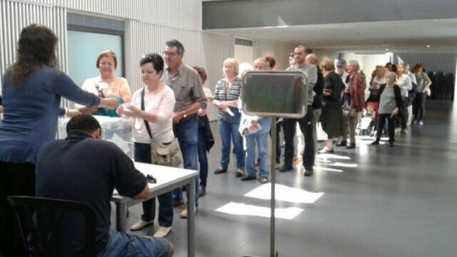 Cua a la mesa electoral del centre cívic de Ferreries per votar. Foto: M.Millan