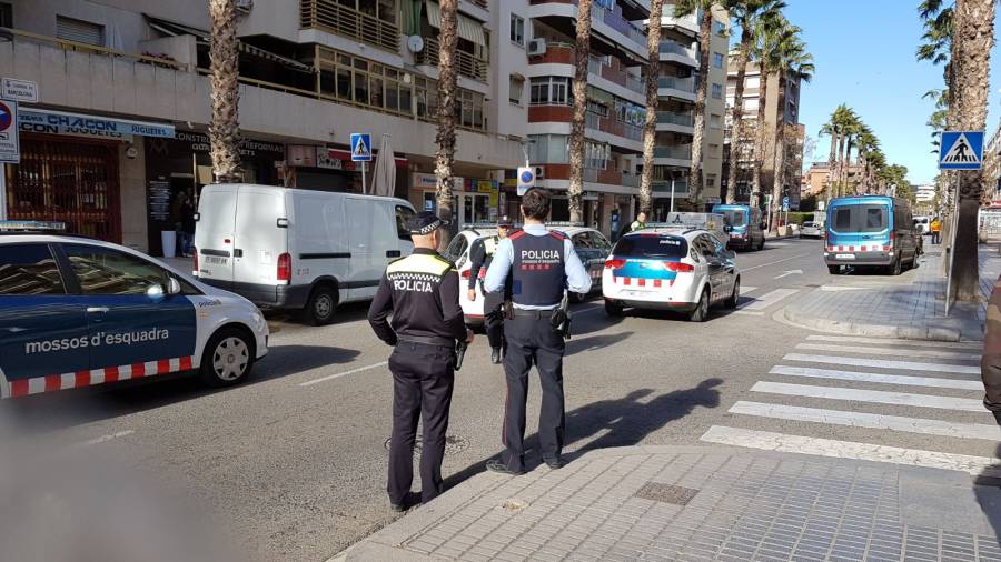 Agentes de Mossos y Polic&iacute;a Local de Salou en la calle Barcelona. FOTO: E.C.