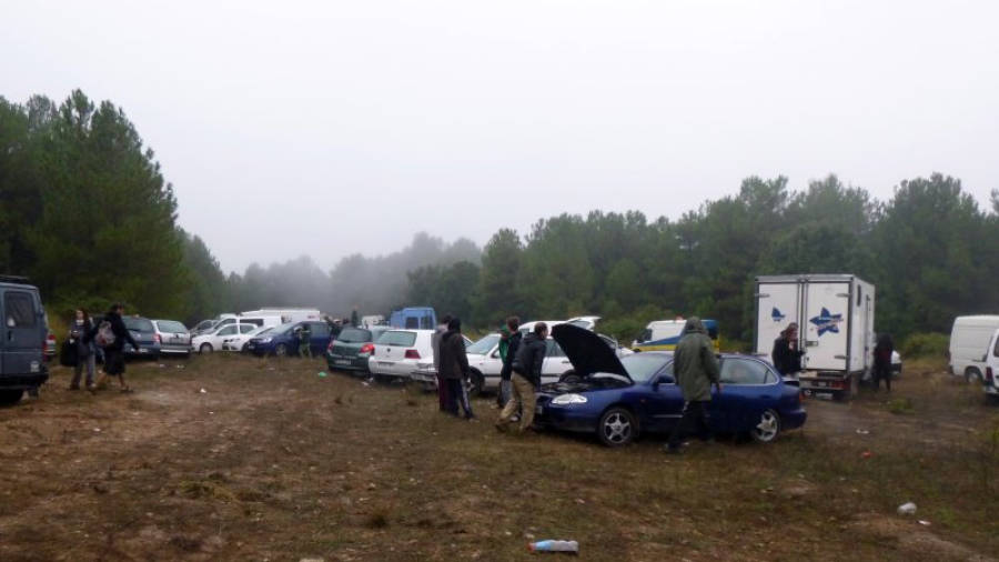 Imatge general de vehicles aparcats i alguns assistents a la 'rave' organitzada a Querol (Alt Camp). Foto: Cedida