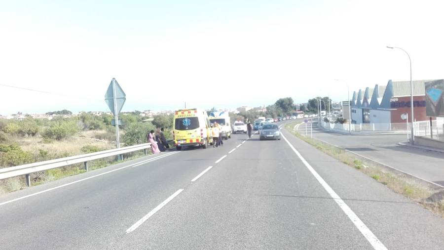 El accidente ha tenido lugar a la entrada de Torredembarra, a unos 150 metros de la rotonda que enlaza la N-340, la AP-7 y la T-214. FOTO: CEDIDA