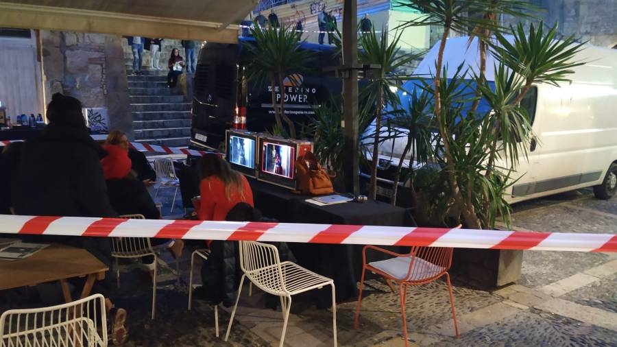 Monitores situados en la terraza de uno de los restaurantes de la Pla&ccedil;a de les Cols. Foto: D.T.