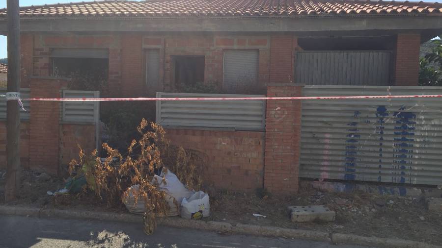 Casa perimetrada por Bombers ante la presencia de los dos nidos de avispa asi&aacute;tica. FOTO: JMB
