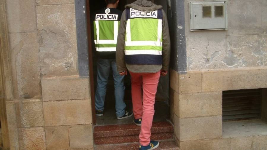 Dos agents de la Policia Nacional, a l´immoble de Tortosa on va ser trobada la jove. Foto: DT