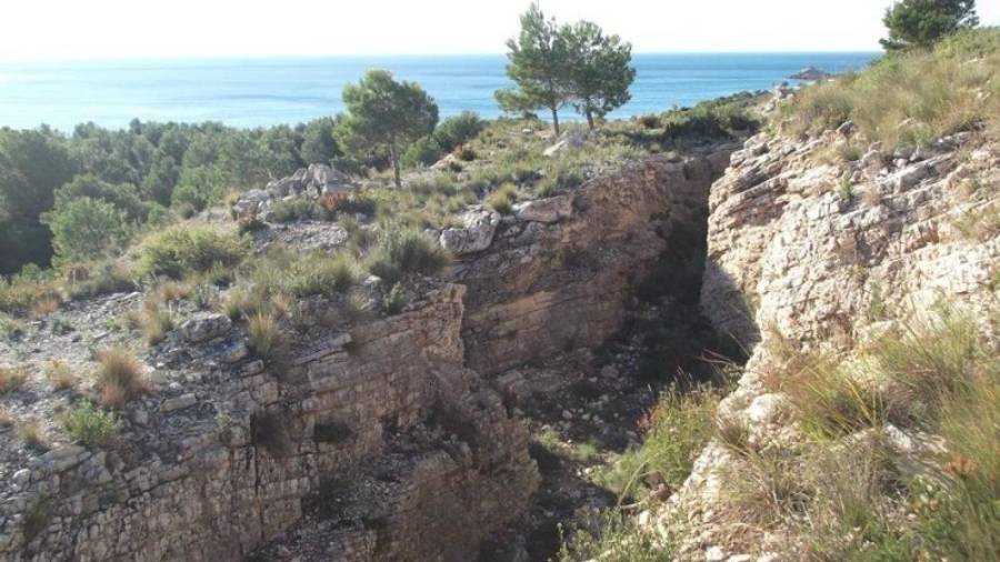 La geografía abrupta del Coll de Balaguer fue uno de los puntos fuertes de las fortificaciones militares. Foto: Alfons Tejero, Oriol Miro y GRIEGC