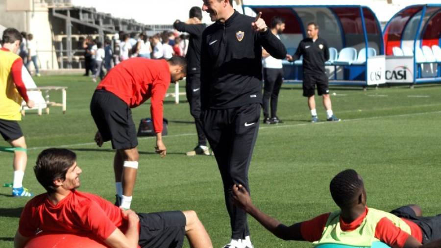 Imagen del técnico tarraconense del Almería, dando instrucciones a sus jugadores. Foto: La Voz de Almería