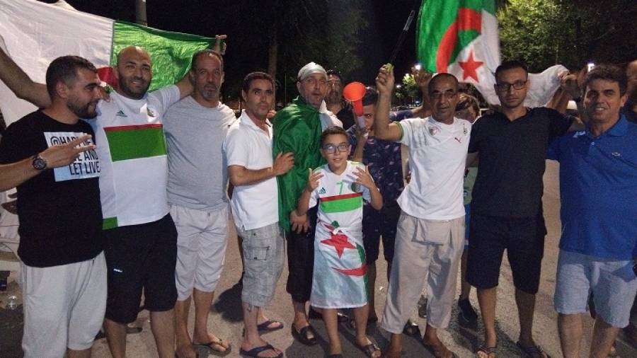 Aficionados de Argelia, con banderas y camisetas, celebran la victoria en la Copa de África. Foto: R. C.