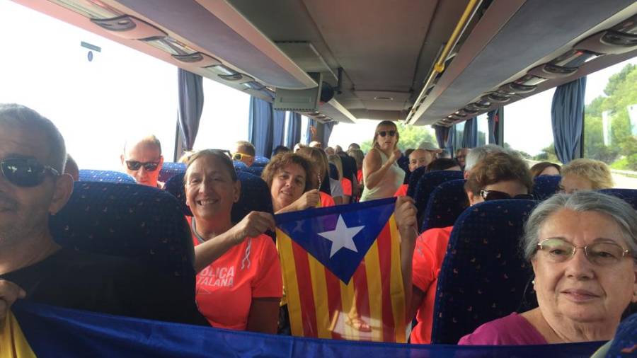Asistentes a la manifestaci&oacute;n, en uno de los autocares de Tarragona. Foto: Octavi Saumell