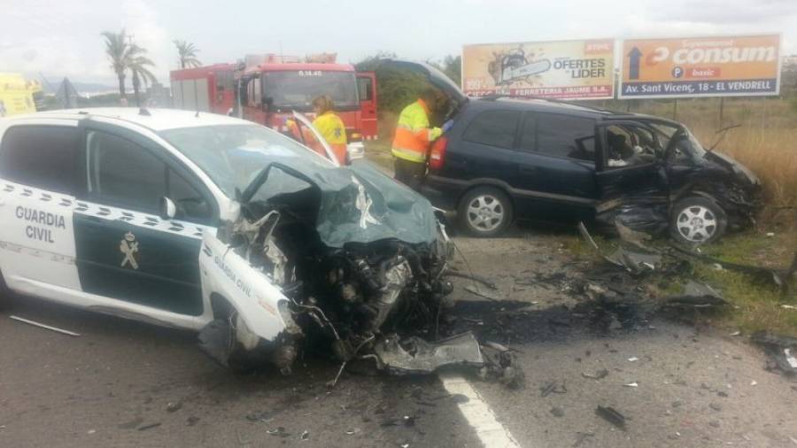Imagen de los vehículos, tras el accidente, ocurrido ayer en la carretera N-340 . Foto: Cedida
