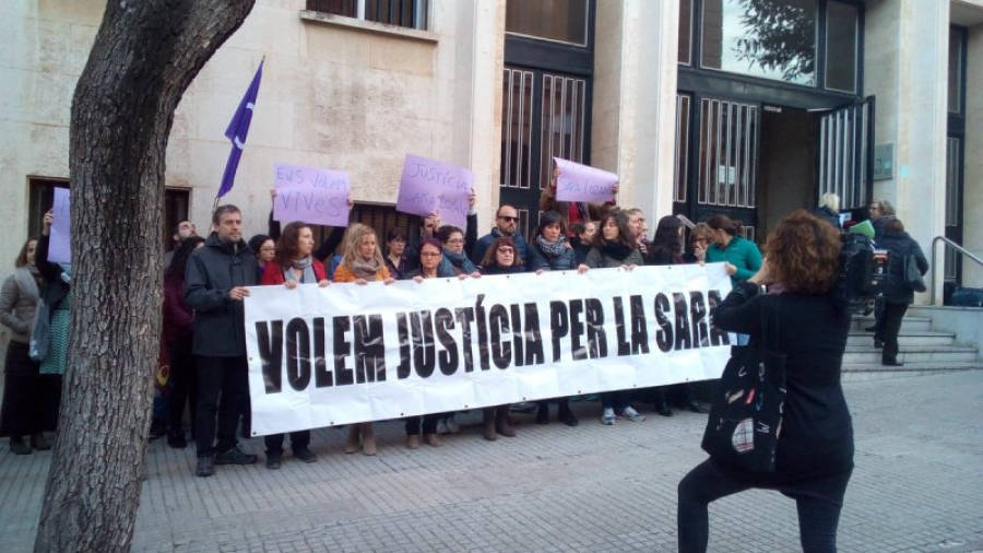 Familiars i amics de Sara Lozano s'han concentrat aquest matí a Tarragona per demanar justícia amb el suport del col·lectiu feminista de Tarragona Cau de Llunes. Foto: Twitter @CauDeLlunesAftr