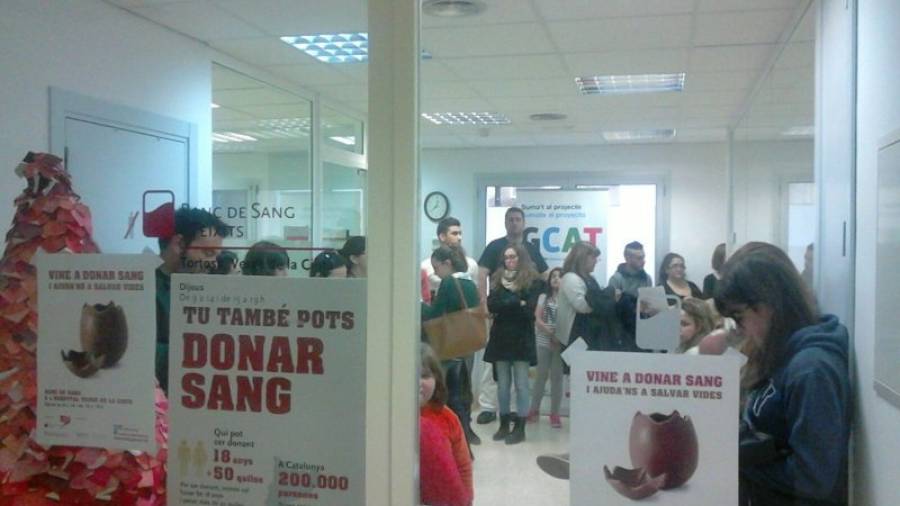 Cola de voluntarios para donar sangre, ayer en el Hospital Verge de la Cinta. Foto: maite hernández