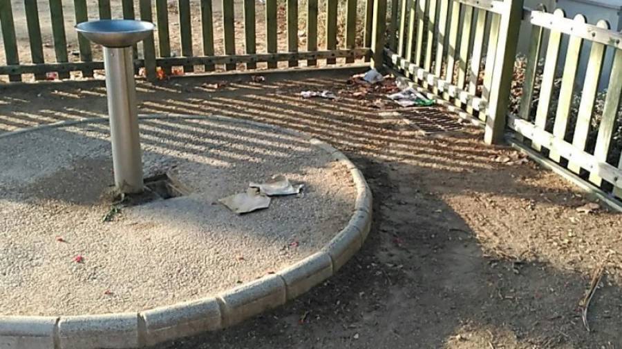 Una de las imágenes colgadas en las redes sociales para denunciar la suciedad y la fuente estropeada del parque. Foto: jordi balust