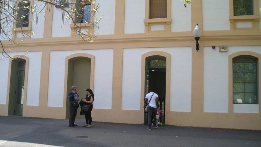 La puerta de en medio, que también accede al vestíbulo, como la de la derecha, es la que se ha sellado. Foto: JMB