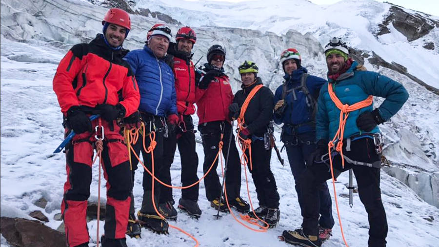 Gerard Descarrega, en el centro, al fondo, junto al grupo de monta&ntilde;eros que le guiaron hasta la cumbre. Foto: Cedida