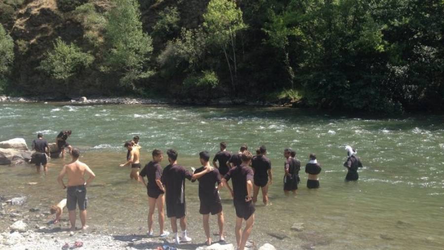 Los jugadores, refrescándose en las aguas del Noguera-Pallaresa. Foto: CF Pobla de Mafumet