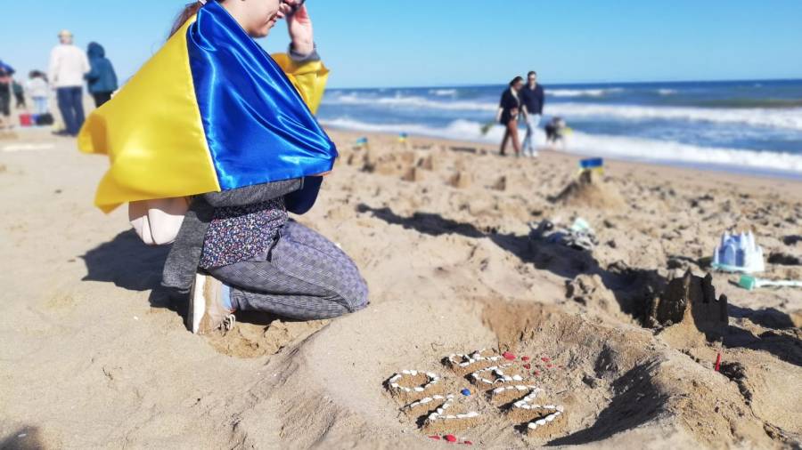 Castillos de arena en El Vendrell por cada niño asesinado en Ucrania
