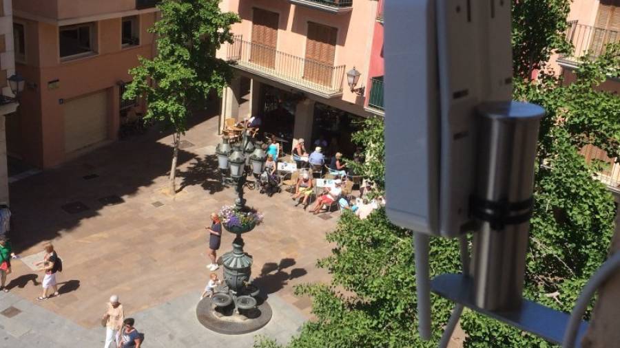 Imagen de la plaza de la Vila. En primer término, la antena que proporciona wifi gratuito. Foto: Cedida