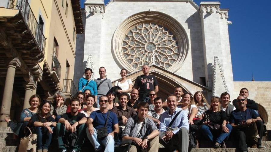 El equipo de Projecte Home Tarragona, frente a la Catedral. Foto: Cedida