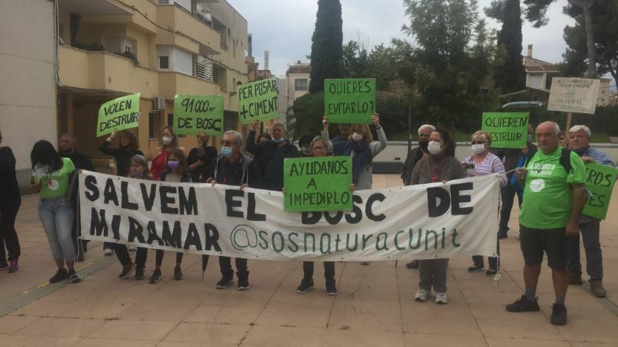 La protesta por el bosque de Cunit, junto al Ayuntamiento.