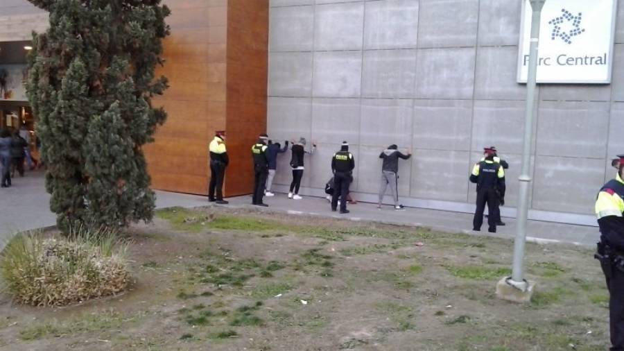 Un momento del dispositivo policial de Guàrdia Urbana y Mossos. Foto: Àngel Juanpere