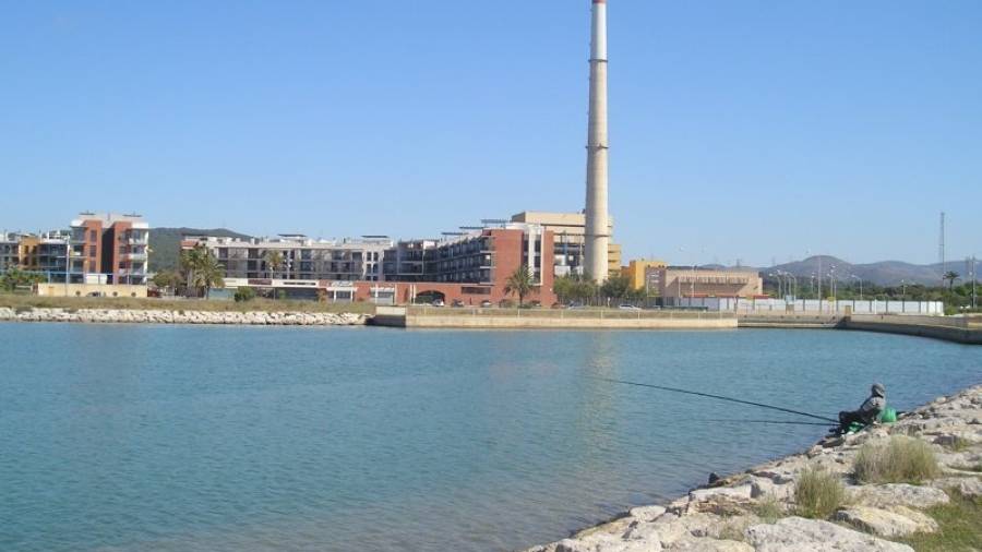 La chimenea de la central térmica dejará de ser uno de los símobolos del litoral del baix Penedès y del Garraf. Foto: JMB/DT