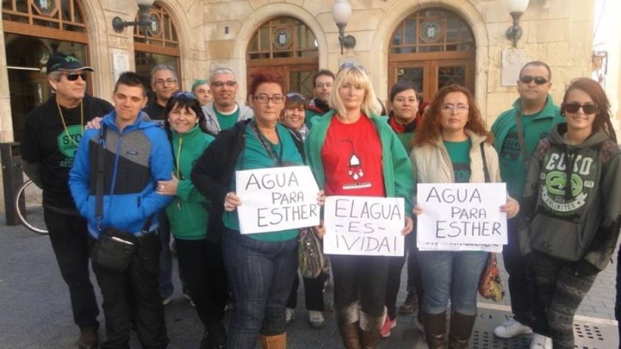 Esther (primera por la izquierda, con el cartel) en una protesta ante el Ayuntamiento. Foto: MARCGUITART
