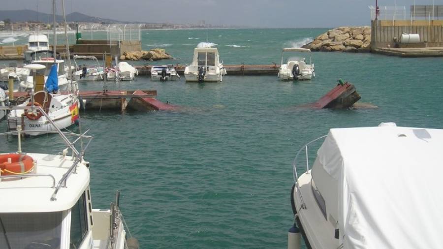 El puerto necesita una profunda rehabilitación ya que algunas pasarelas se hudieron. Foto: JMB/DT
