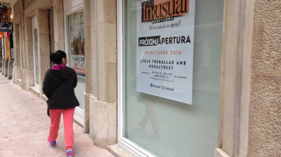 El local donde se ubicará In·nusual ya ha colgado carteles anunciando su próxima apertura. Foto: M.J.