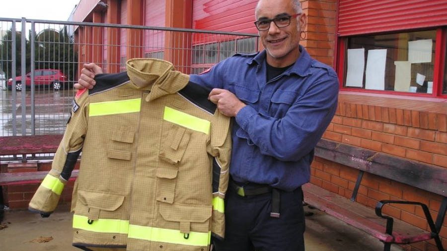 Un bombero de El Vendrell con los nuevos trajes del cuerpo.