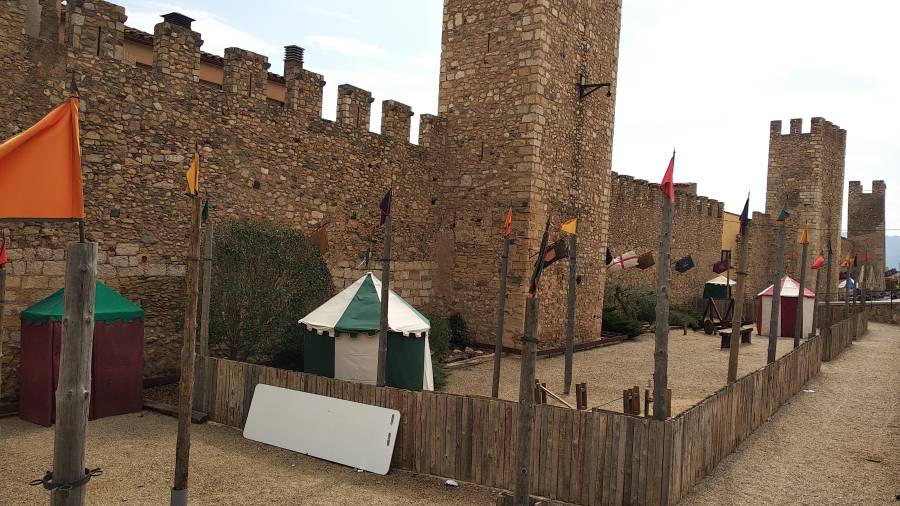 Aspecte que oferia aquest matí un tram de la muralla de Sant Jordi. Foto: Àngel Juanpere