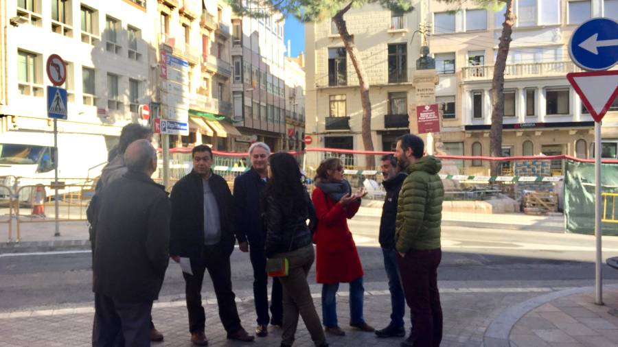 Un grupo de vecinos y representantes del Gepec frente a los pinos de la plaza Catalunya. Foto: F.G.