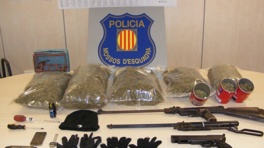 La marihuana i les armes intervingudes, entre d'altres, als tres presumptes autors del robatori en una masia de Maspujols. Foto: ACN
