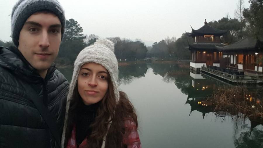 L´Ariadna Salvans i la seva parella, el Marc Sangüesa, buscaven un canvi i se´n van anar a Hangzhou. Foto: cedida