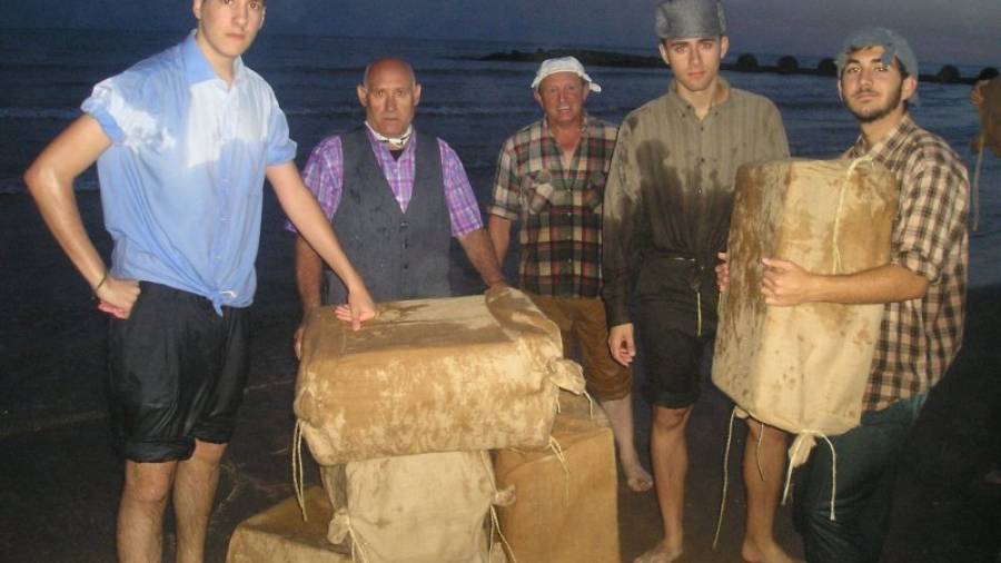 Para hacer el documental se han recreado las noches de desembarco de tabaco en la playa. Foto: JMB