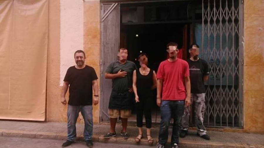 Lluís Suñé (izquierda), portavoz de Alternativa Baix Gaià (ABG), en la puerta de Auca Taverna, negocio que bajó la persiana hace unas semanas. Foto: Facebook Auca Taberna