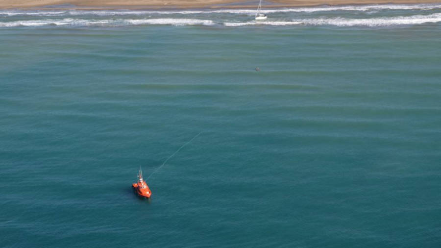 Imatge des de l'helicòpter del veler embarrancat a la punta de la Banya, al delta de l'Ebre. FOTO: ACN