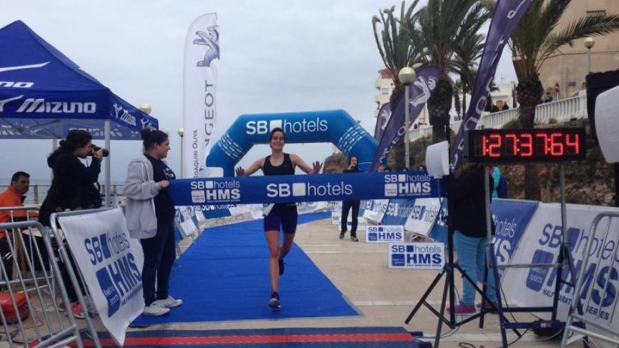 Estefania Guinovart (CA Runners Tarragona) se impone en la meta de L´Ametlla de Mar. Foto: DT