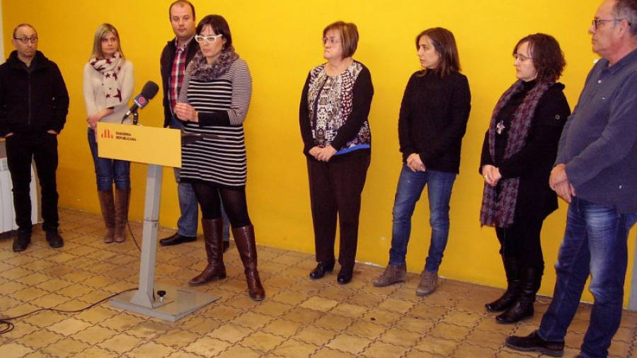 La presidenta local d'ERC de Reus, Ester Alberich, intervé durant la roda de premsa per explicar l'assemblea de revocació de l'alcaldable Àlfred Pitarch. Foto: ACN