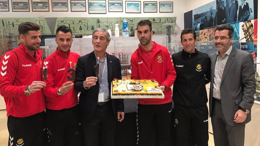 Molina, Tejera, Josep Bertran (Repsol), Reina, Merino y Jordi Virgili (consejero de la SAD grana), con el pastel conmemorativo. Foto: Nàstic
