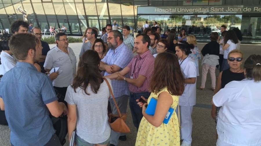 Unos 40 trabajadores de Ginsa se concentraron ayer en las puertas del Hospital Sant Joan de Reus. Foto: F.G