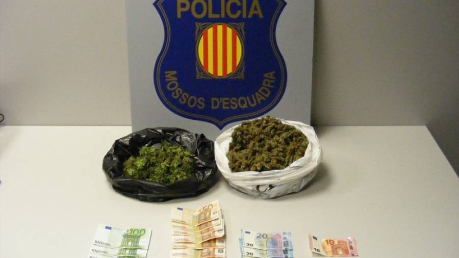 Pla general de les bosses amb marihuana i els diners intervinguts pels Mossos d'Esquadra a un conductor a l'N-420 a Riudecols.