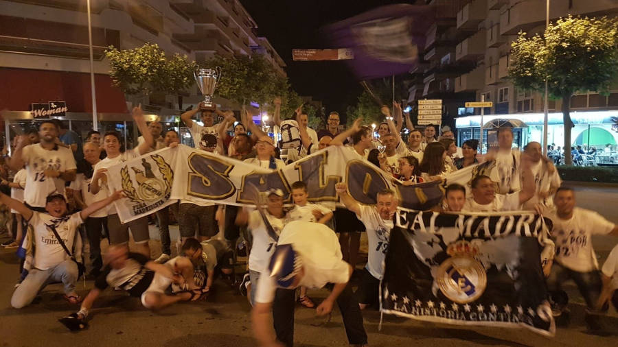 Celebraciones de los merengues de Salou en la calle Barcelona. Fotos: DT