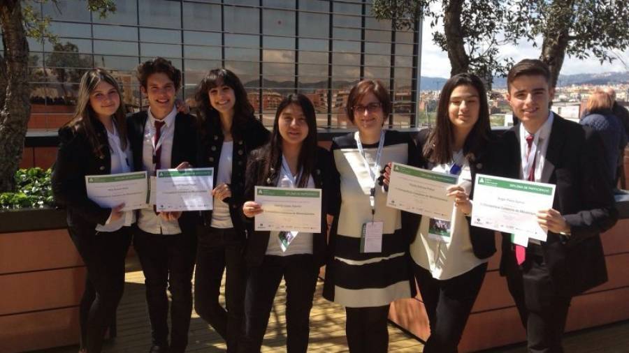 Los alumnos de La Salle, componentes de Eduky, ayer en Barcelona tras recoger el tercer premio del certamen. Foto: DT