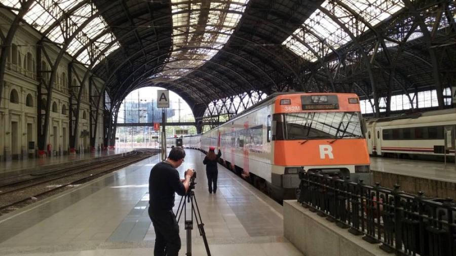 Gravació d'imatges per al documental 'Desconnectats' a l'estació de França de Barcelona. Foto: ACN