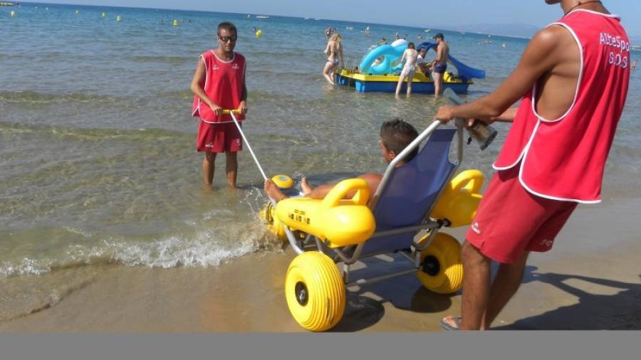 Las sillas anfíbias que hay en la Costa Daurada hacen que las playas del territorio puedan ser accesibles para todos. Foto: DT