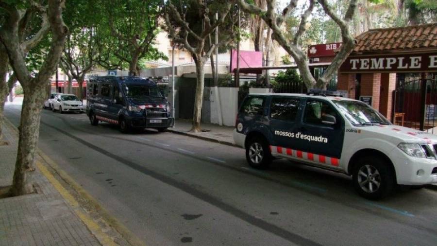 Dos vehículos de los Mossos d´Esquadra en la calle Osca, donde se hizo el registro. Foto: mossos d´esquadra