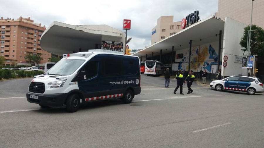 Las patrullas de los Mossos d'Esquadra han acordonado la estación de autobuses de Tarragona. Foto: Àngel Juanpere